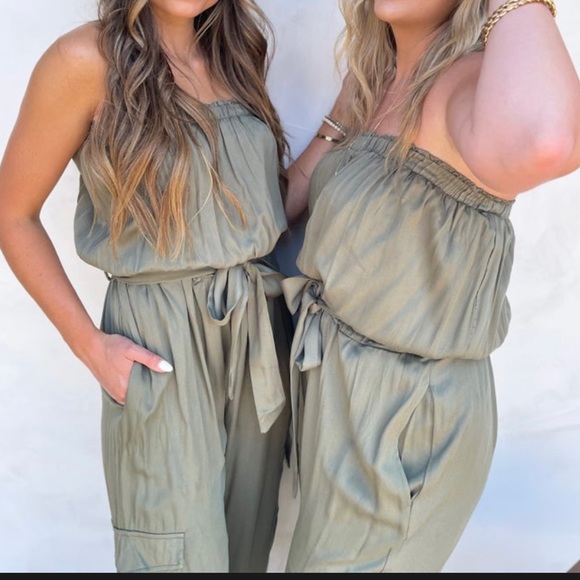 ⭐️⭐️⭐️⭐️⭐️olive strapless cargo jumpsuit 🔥🔥🔥 - Picture 3 of 7